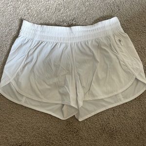 Lululemon White Tracker Short 4”